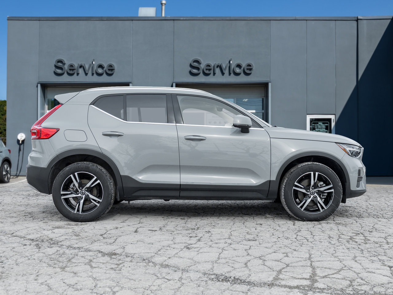 2025 Volvo XC40 B5 AWD Core Bright Theme  NONE DAILY RENTAL  CPO-5