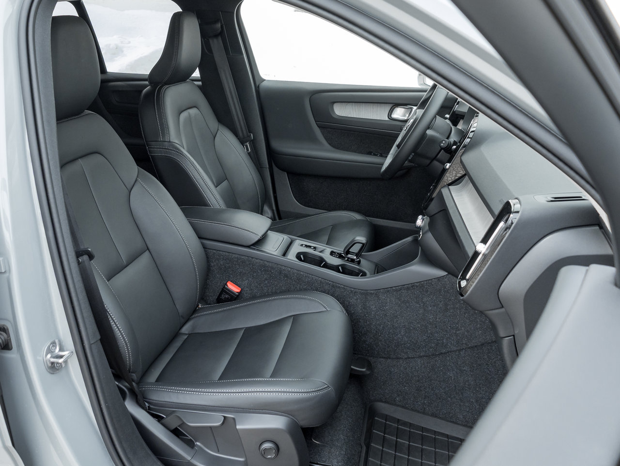 2025 Volvo XC40 B5 AWD Core Bright Theme  NONE DAILY RENTAL  CPO-20