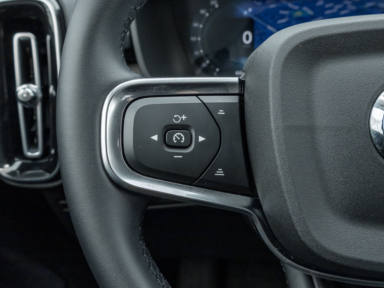 2025 Volvo XC40 B5 AWD  CPO FINANCE RATE 3.49%*(24M)-4%*(48M)-10