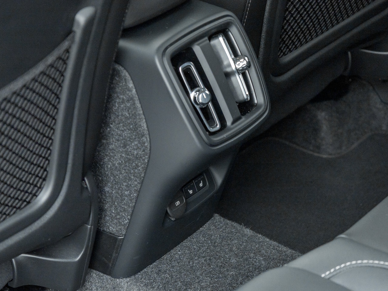 2025 Volvo XC40 B5 AWD  CPO FINANCE RATE 3.49%*(24M)-4%*(48M)-22