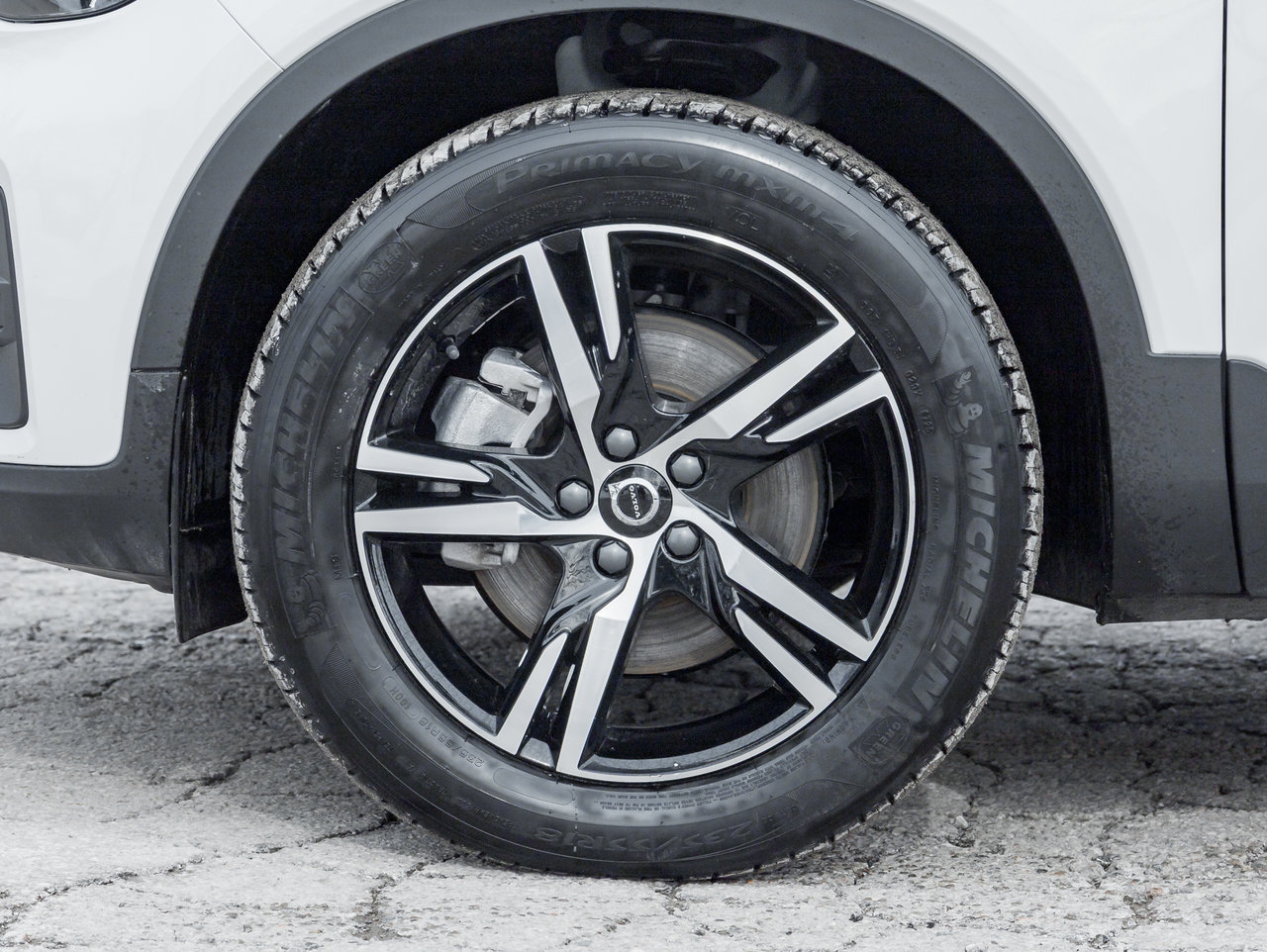 2025 Volvo XC40 B5 AWD Core Bright Theme  CPO FINANCE RATE 3.49%*-3