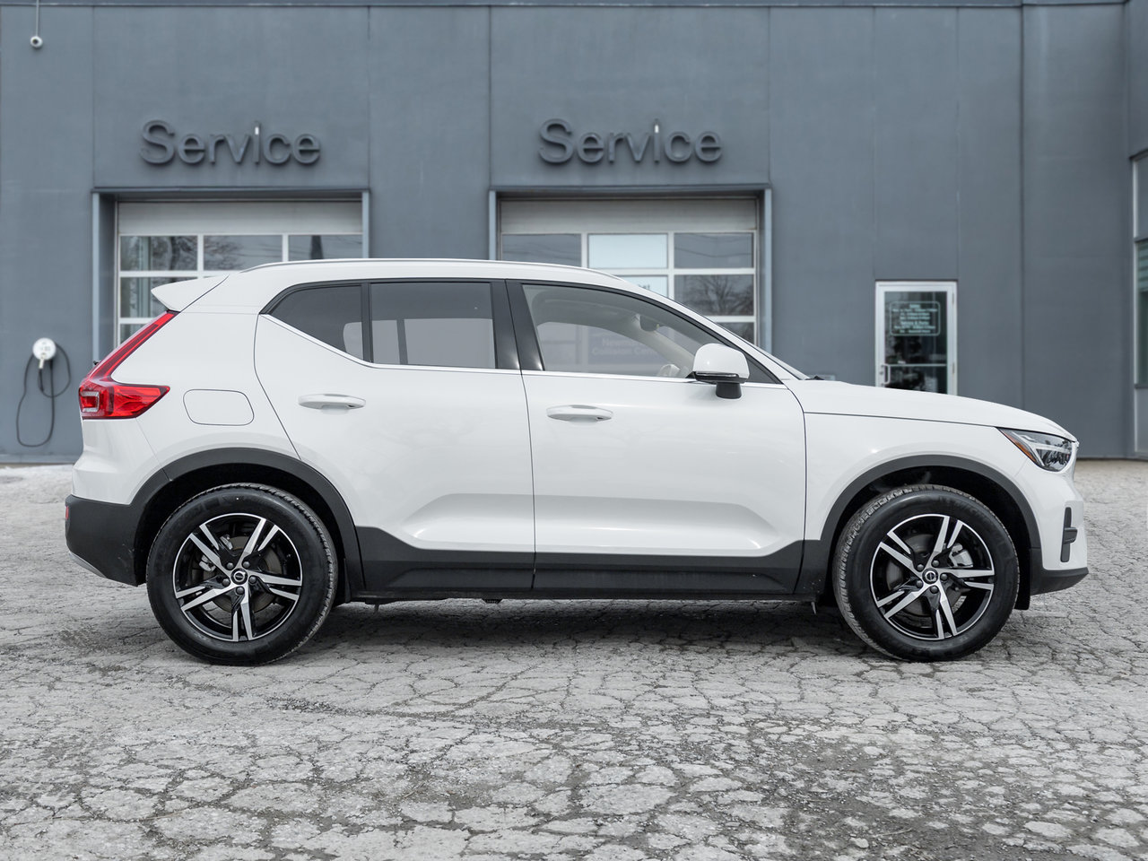 2025 Volvo XC40 B5 AWD Core Bright Theme  CPO FINANCE RATE 3.49%*-4