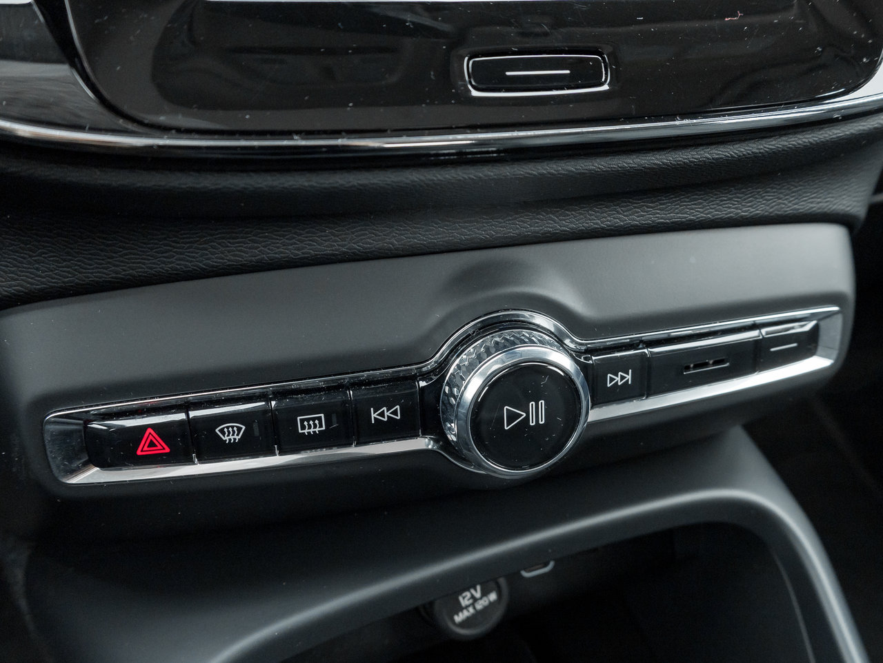 2025 Volvo XC40 B5 AWD Core Bright Theme  CPO FINANCE RATE 3.49%*-16