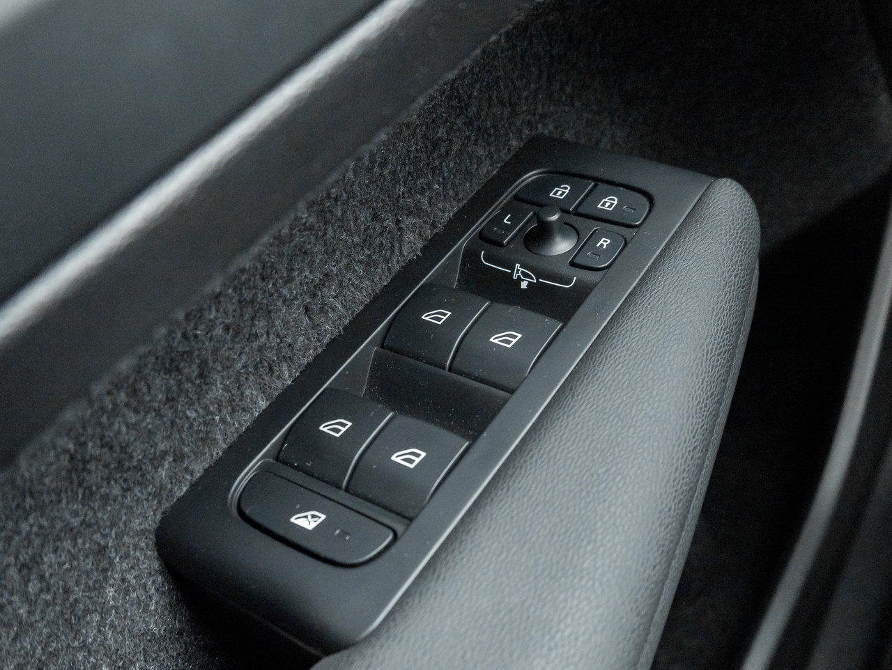 2025 Volvo XC40 B5 AWD Core Bright Theme  CPO FINANCE RATE 3.49%*-13