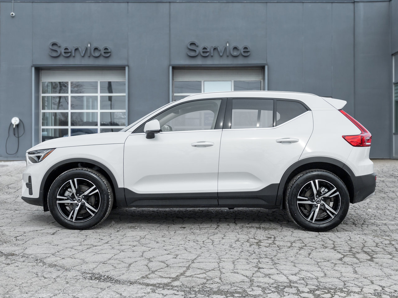 2025 Volvo XC40 B5 AWD Core Bright Theme  CPO FINANCE RATE 3.49%*-2