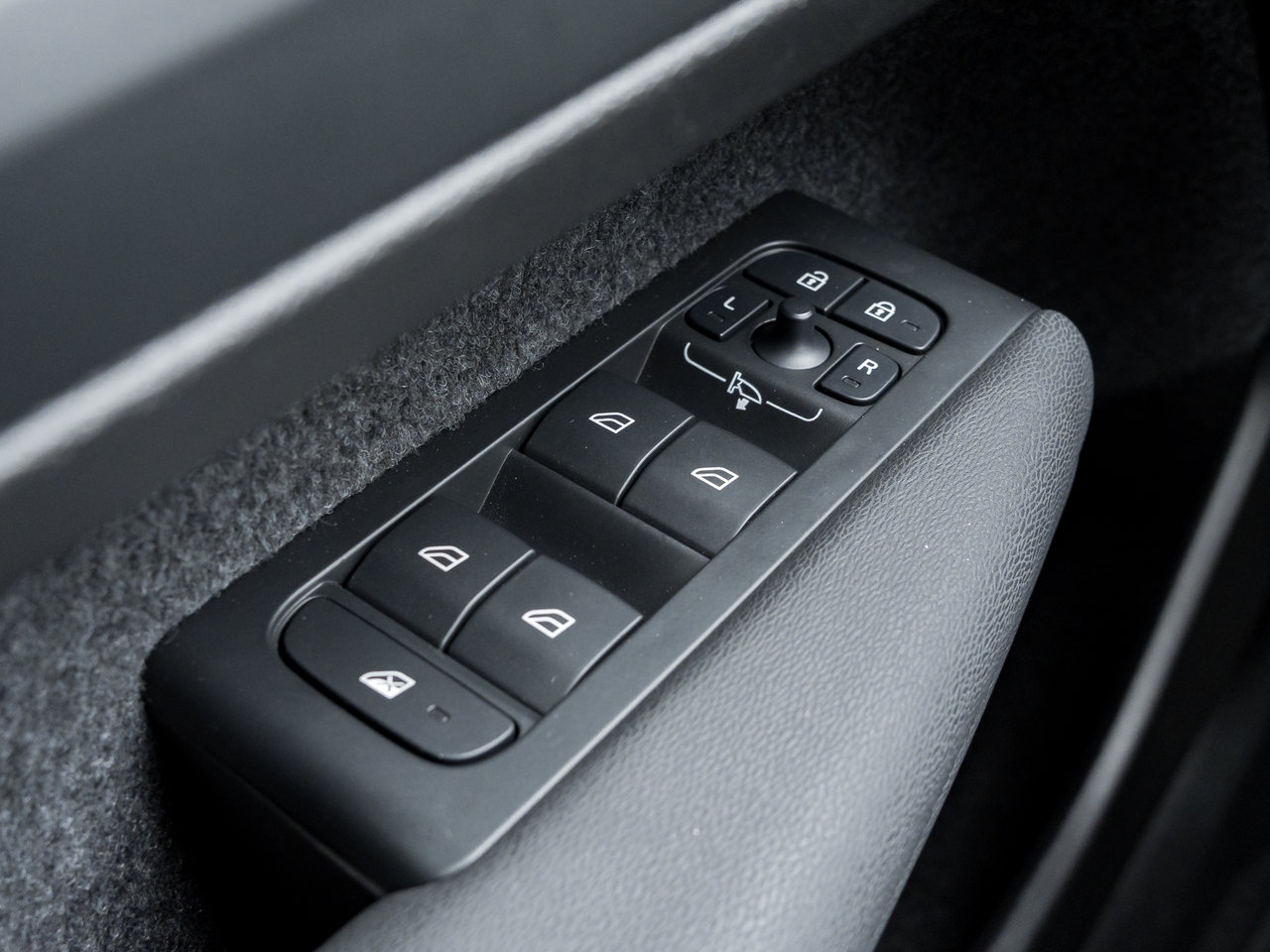 Volvo XC40 B5 AWD  CPO FINANCE RATE 3.49%*(24M)-4%*(48M) 2025-12