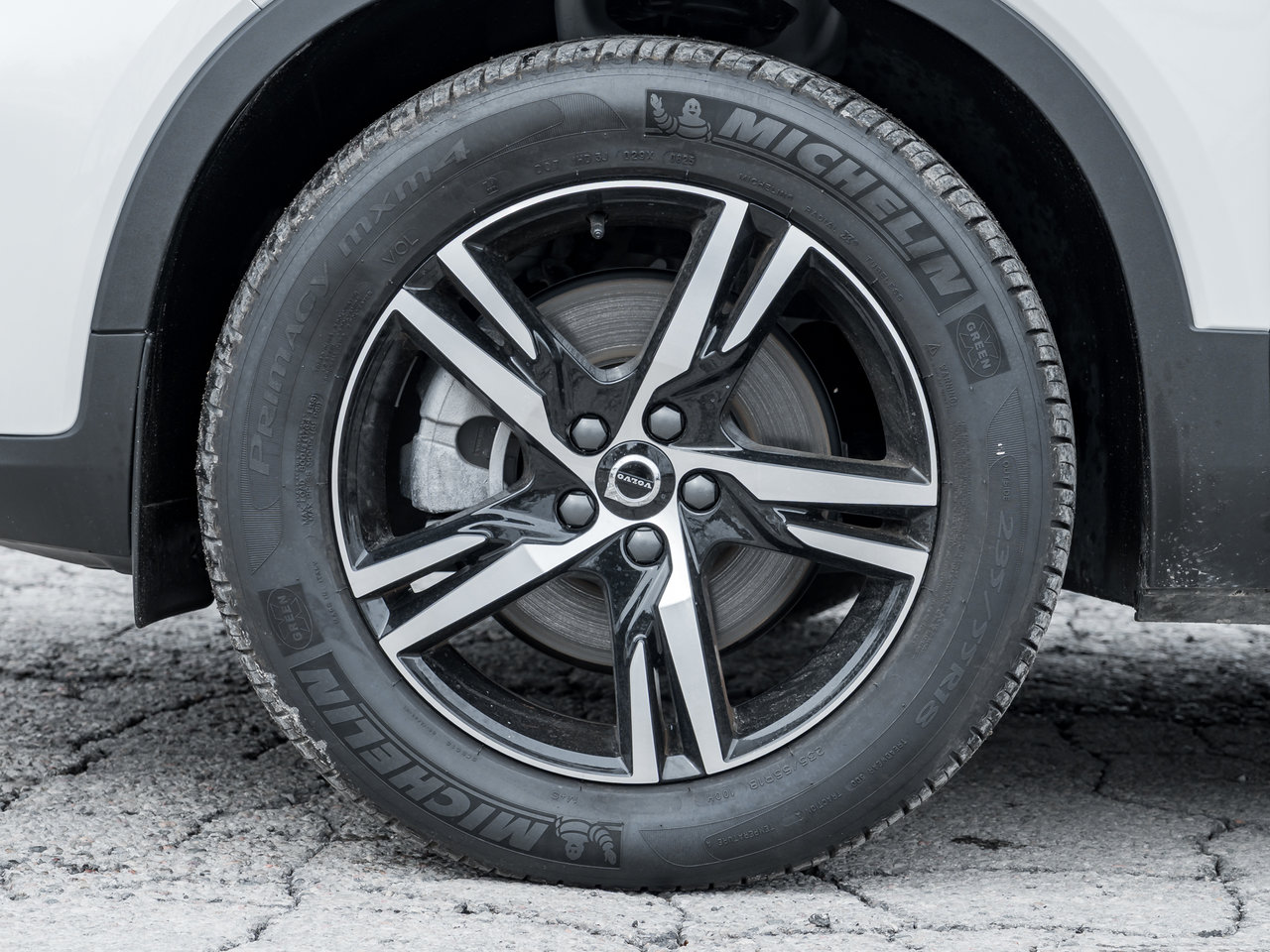 Volvo XC40 B5 AWD  CPO FINANCE RATE 3.49%*(24M)-4%*(48M) 2025-3