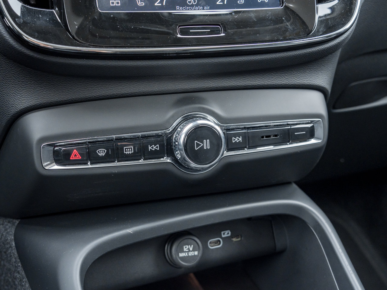 Volvo XC40 B5 AWD  CPO FINANCE RATE 3.49%*(24M)-4%*(48M) 2025-16