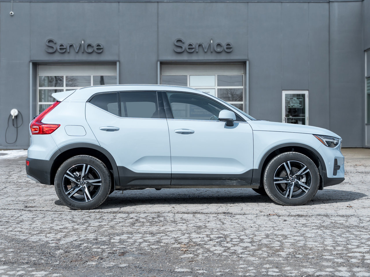 2025 Volvo XC40 B5 AWD Core  CPO FINANCE RATE 3.49%(24M)-4%*(84M)-4