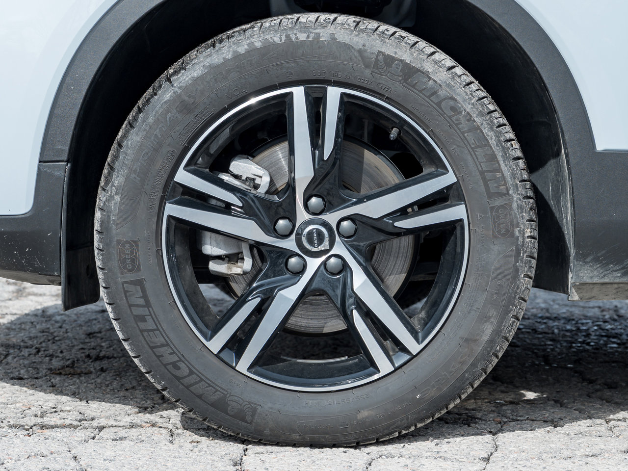 2025 Volvo XC40 B5 AWD Core  CPO RATE 3.49%* UP TO 84 MONTH-3
