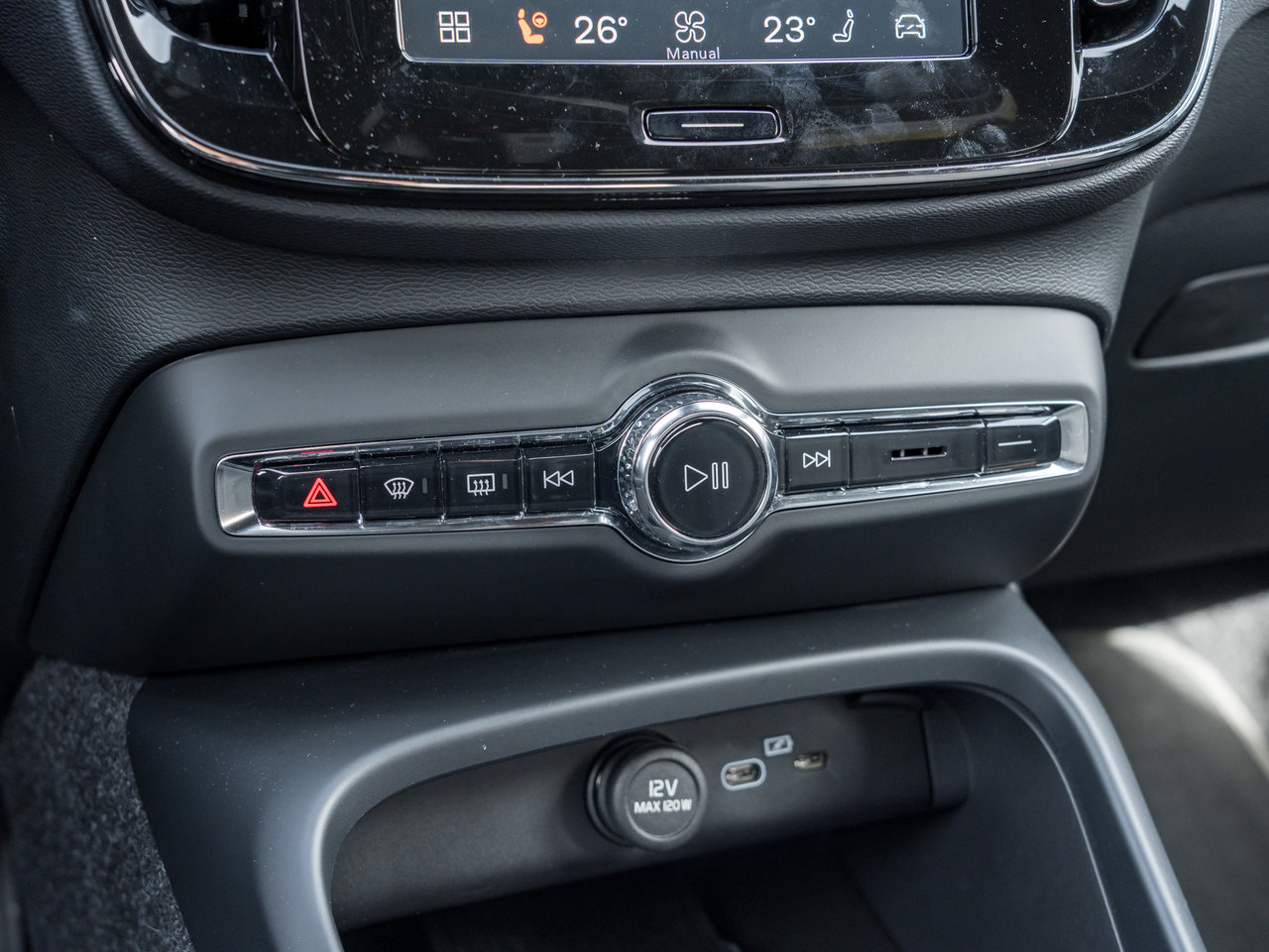 2025 Volvo XC40 B5 AWD Core  CPO FINANCE RATE 3.49%(24M)-4%*(84M)-16