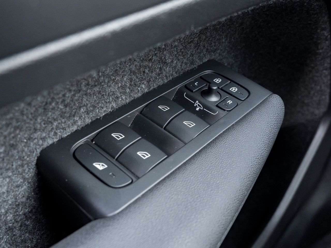 2025 Volvo XC40 B5 AWD Core  CPO FINANCE RATE 3.49%(24M)-4%*(84M)-12