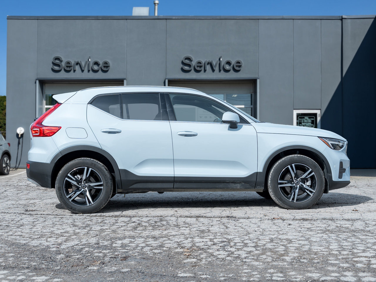 2025 Volvo XC40 B5 AWD Core  CPO RATE 3.49%* UP TO 84 MONTH-4