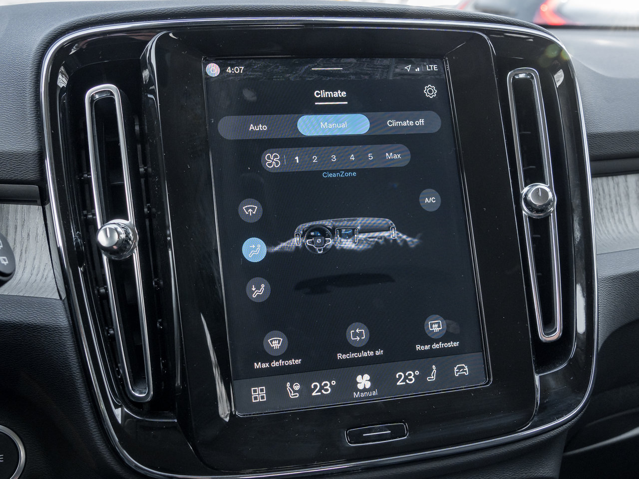 Volvo XC40 B5 AWD Core  CPO FINANCE RATE FROM 3.49%* 2025-17