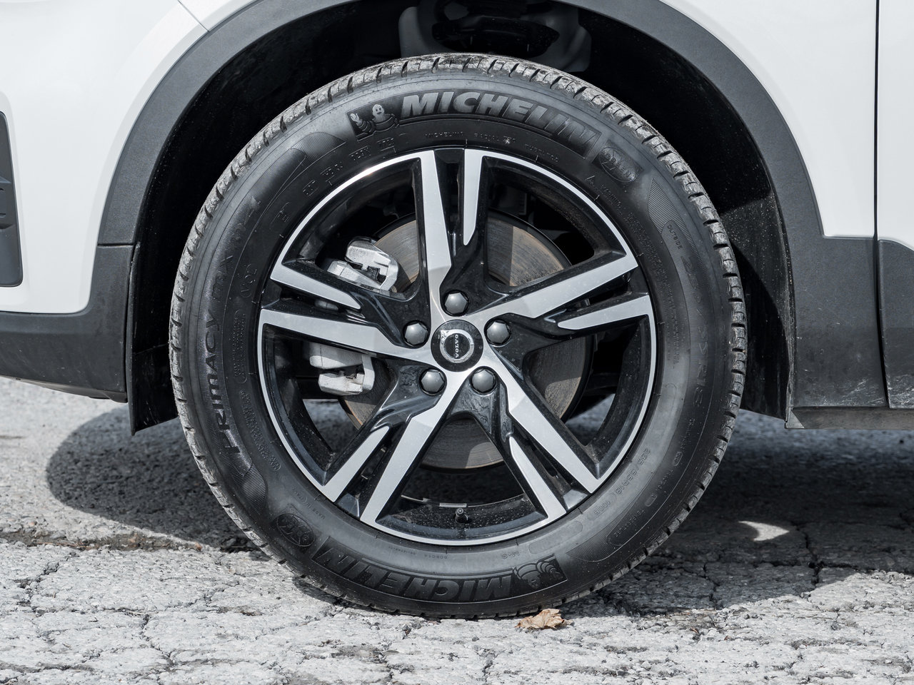2025 Volvo XC40 B5 AWD Core  CPO FINANCE RATE 3.49%* (84 MONTH)-3