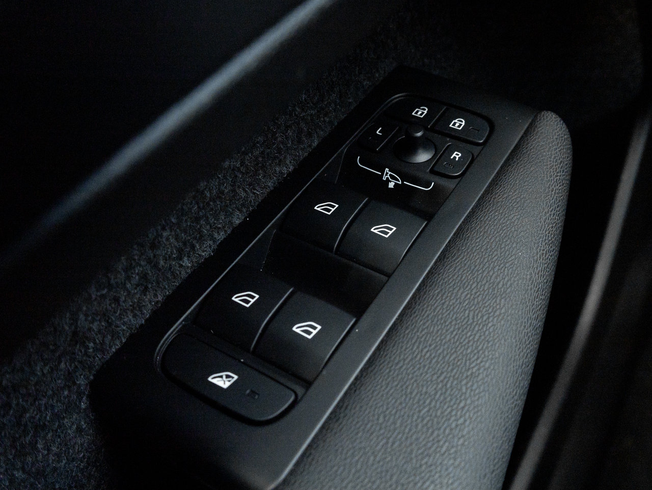 2025 Volvo XC40 B5 AWD  CPO FINANACE RATE 3.49%* UP TO 84 MONTH-12