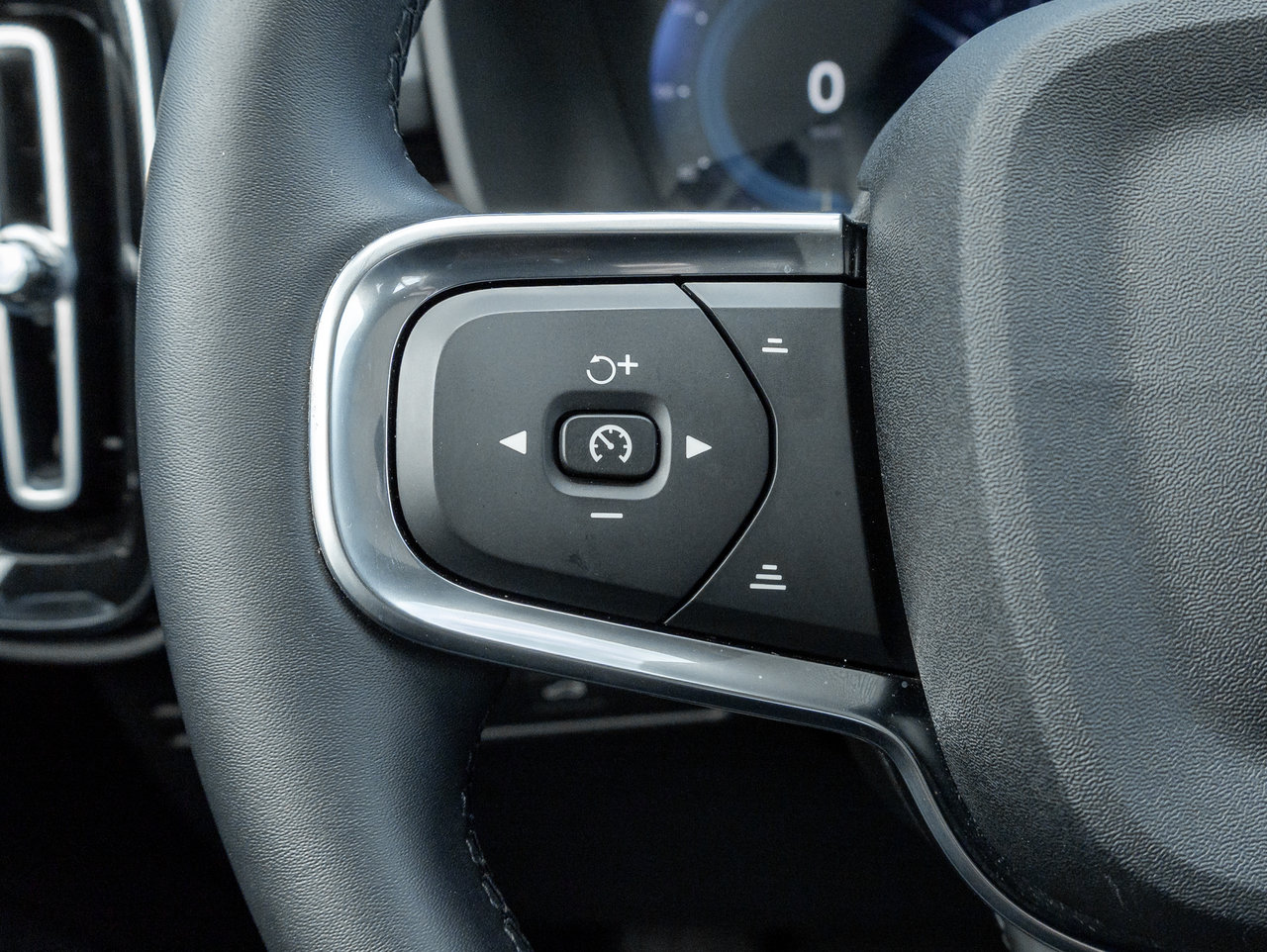 2025 Volvo XC40 B5 AWD  CPO FINANACE RATE 3.49%* UP TO 84 MONTH-9