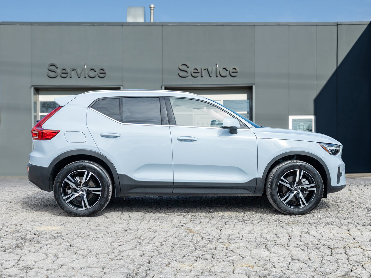 2025 Volvo XC40 B5 AWD  CPO FINANACE RATE 3.49%* UP TO 84 MONTH-4