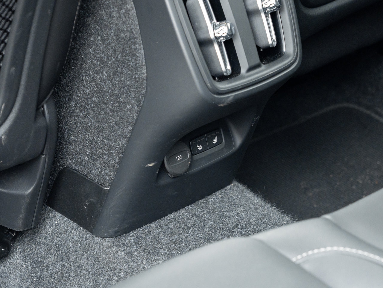 Volvo XC40 B5 AWD Core  CPO FIN RATE 3.49%*(84 MONTH) 2025-21