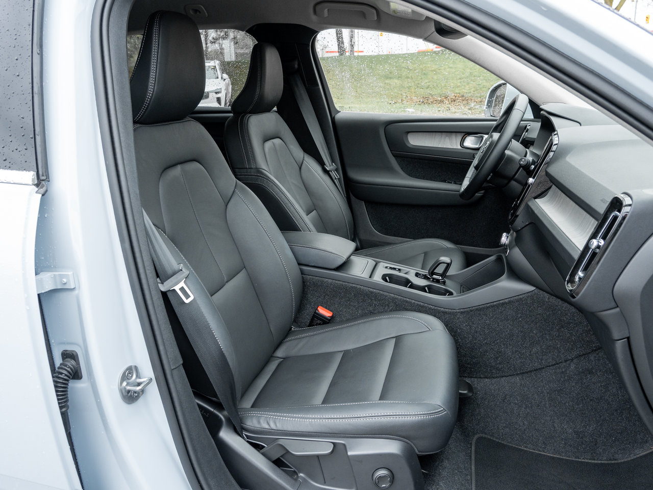 Volvo XC40 B5 AWD Core  CPO FIN RATE 3.49%*(84 MONTH) 2025-19