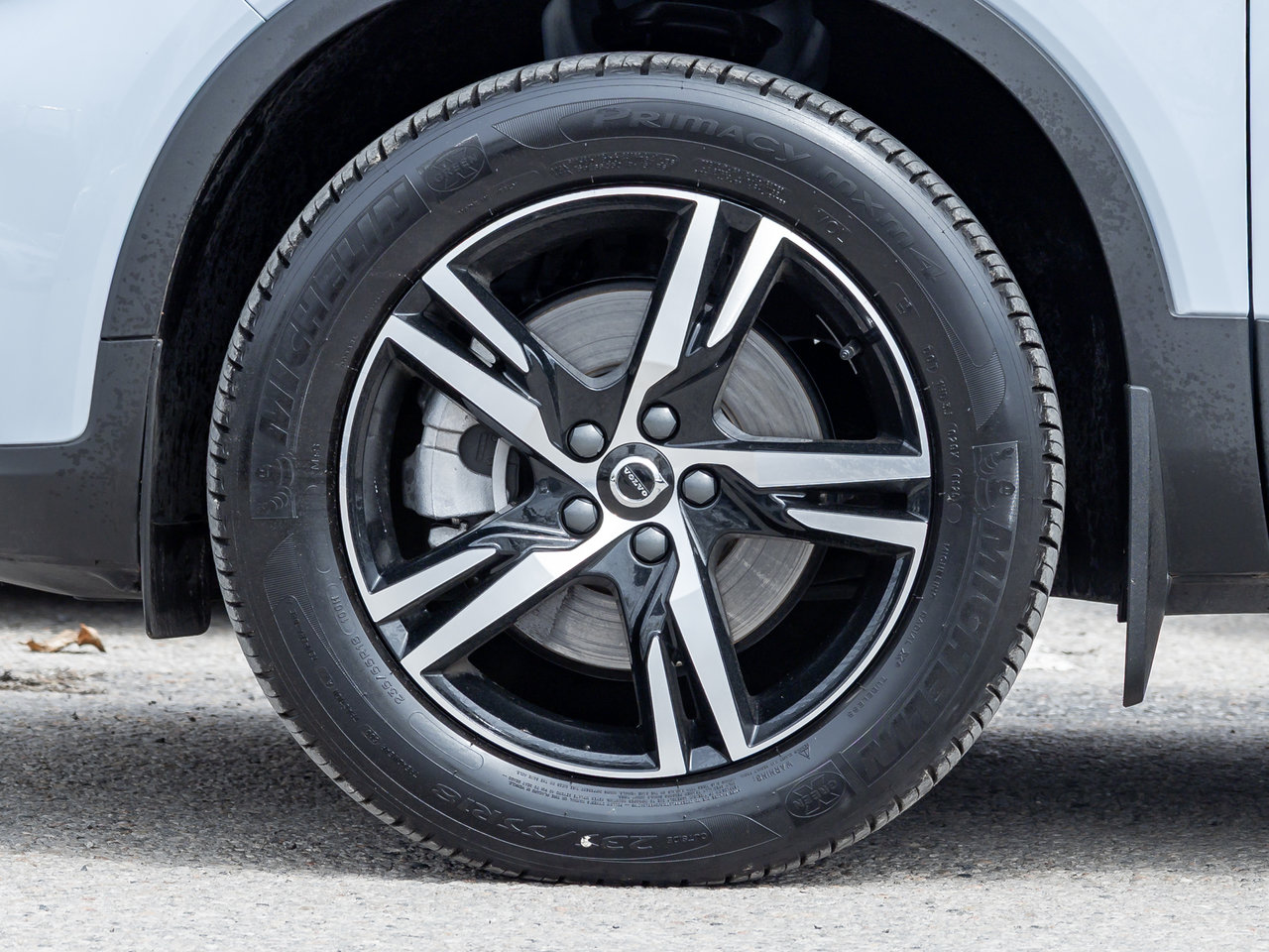 Volvo XC40 B5 AWD Core  CPO FINANCE RATE 3.49%* (84M) 2025-3