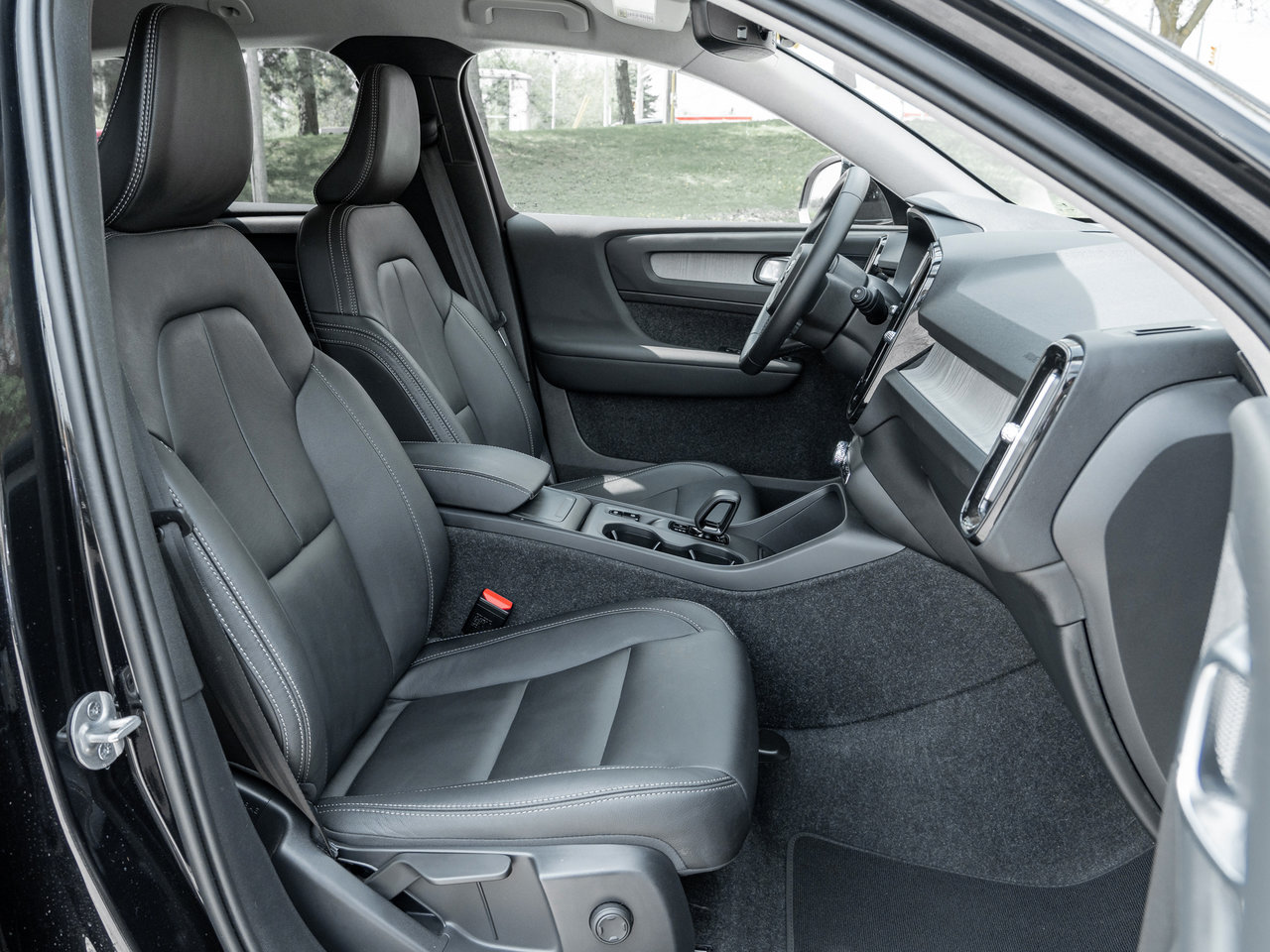 2025 Volvo XC40 B5 AWD  VOLVO CPO FINANCE RATE 3.49%* -84 MONTH-19