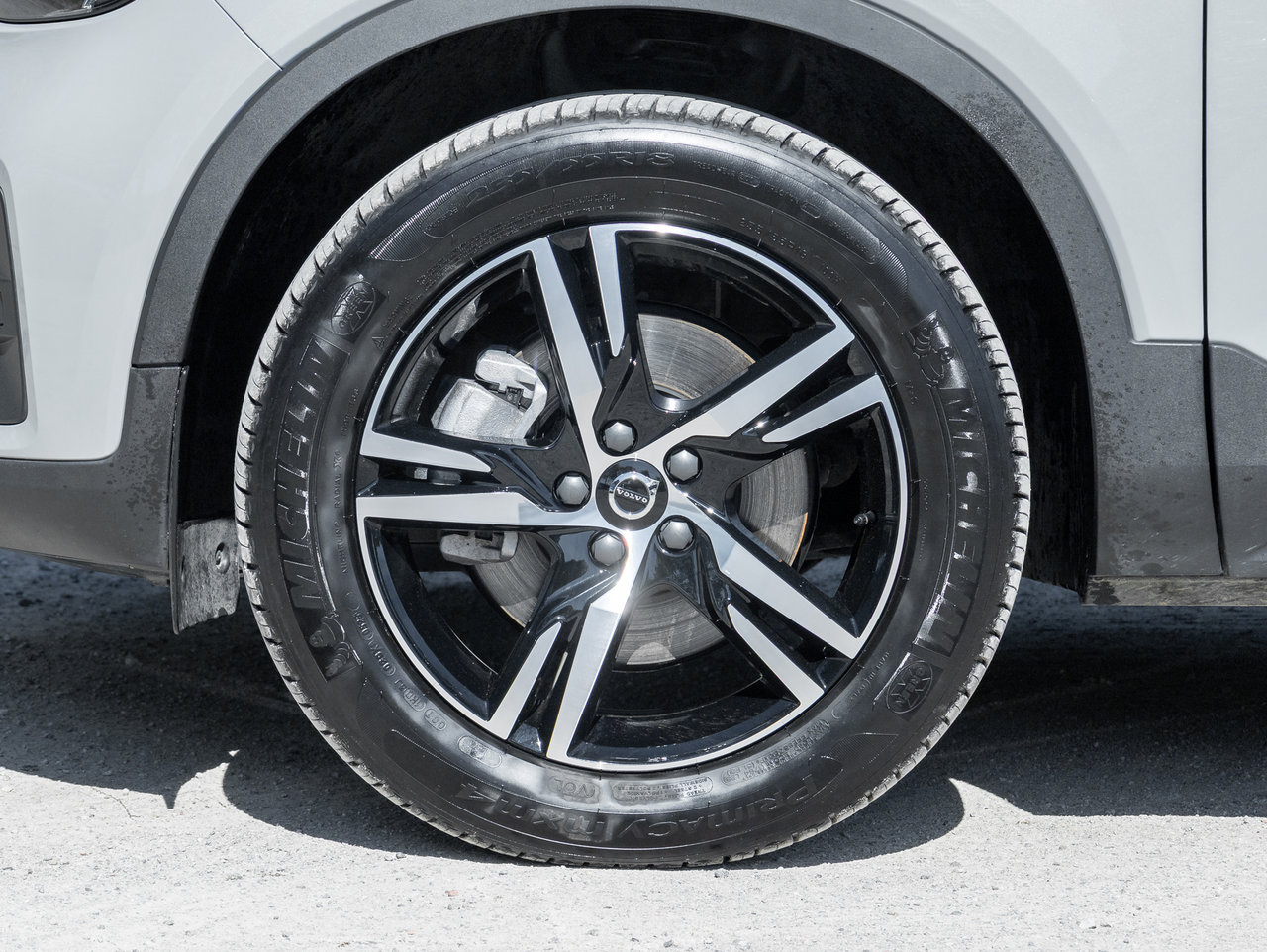 2025 Volvo XC40 B5 AWD Bright Theme  SUPER LOW KM  POWER PANO ROOF-3