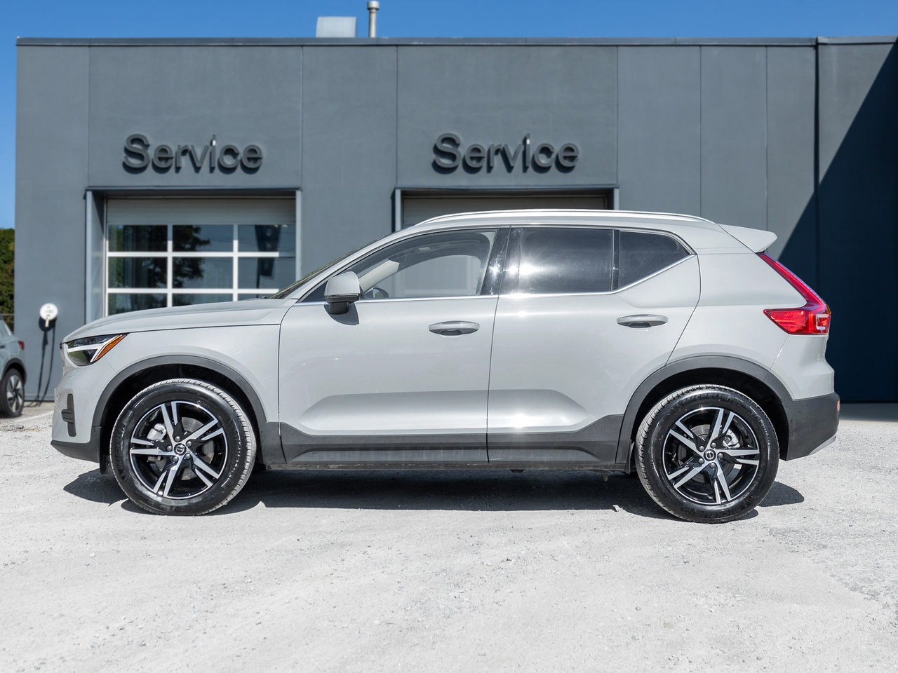 2025 Volvo XC40 B5 AWD Bright Theme  SUPER LOW KM  POWER PANO ROOF-2