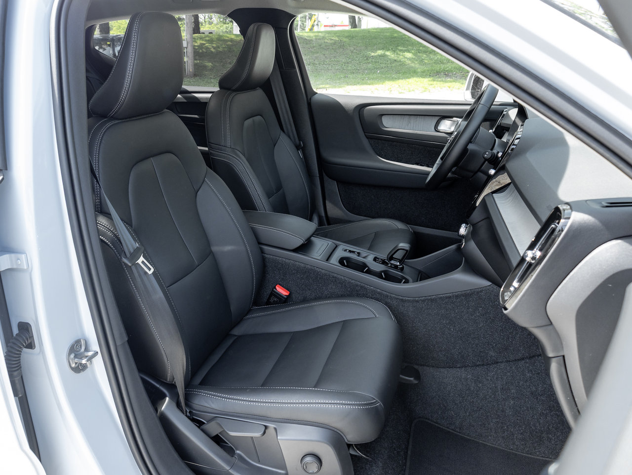 2025 Volvo XC40 B5 AWD Core  POWER PANO ROOF  FINANCE RATE 3.49%*-20