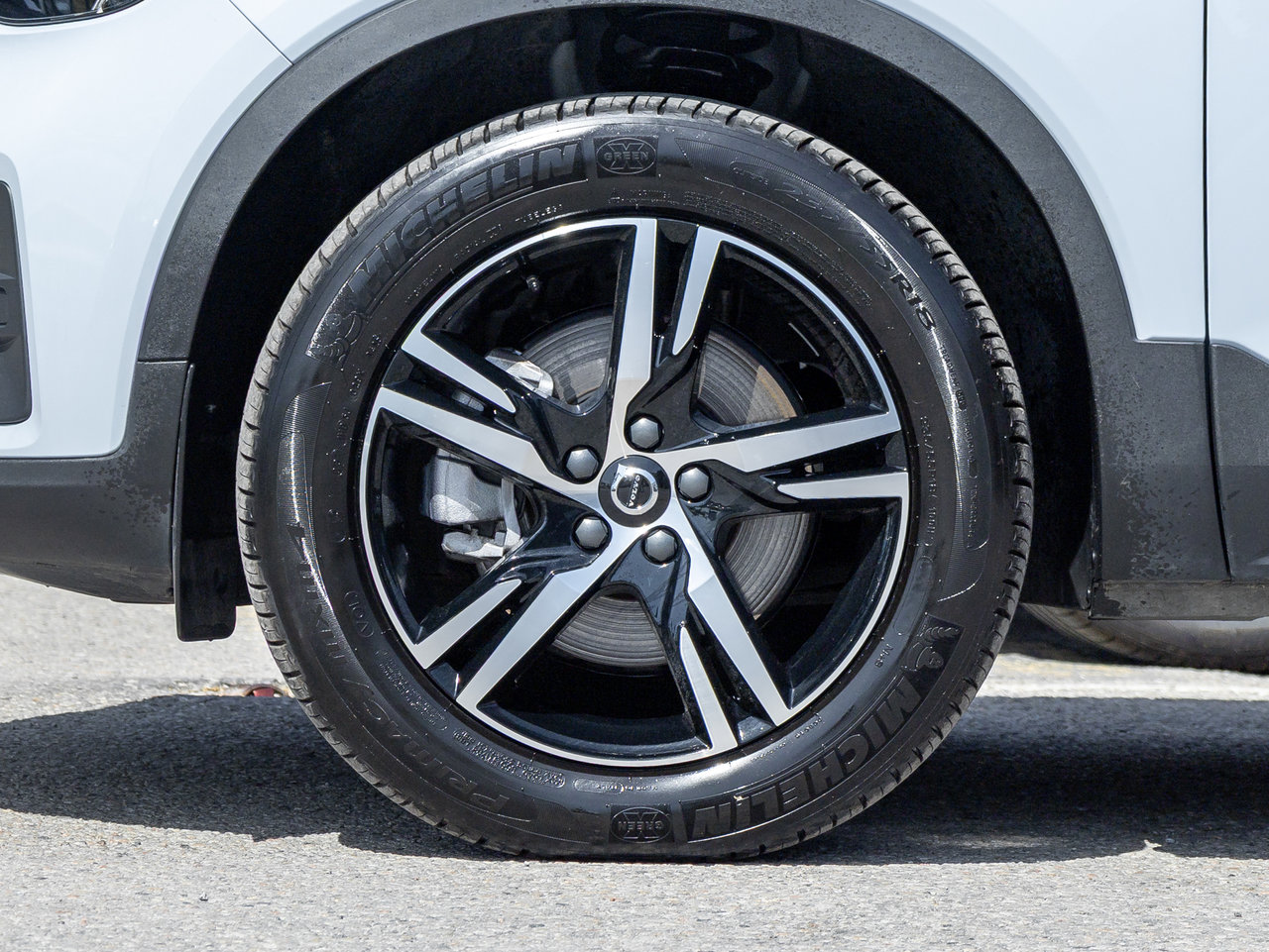 2025 Volvo XC40 B5 AWD Core  POWER PANO ROOF  FINANCE RATE 3.49%*-3