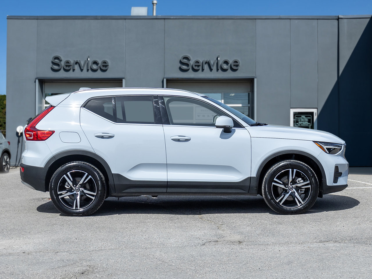 2025 Volvo XC40 B5 AWD Core  POWER PANO ROOF  FINANCE RATE 3.49%*-4