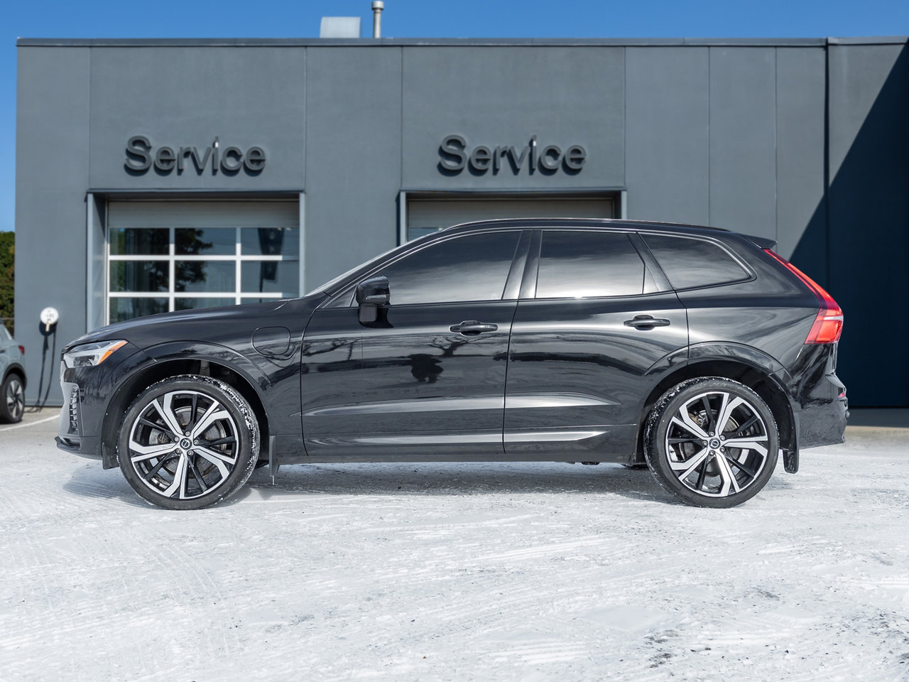 2022 Volvo XC60 Plug-In Hybrid T8 eAWD PHEV R-Design  NEW TIRES  VOLVO CPO-2