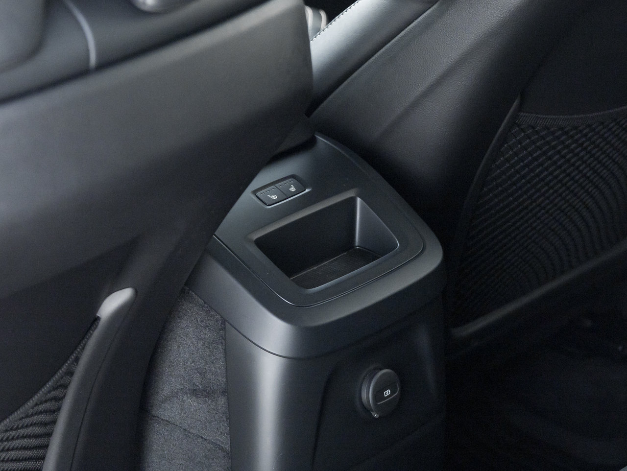 2022 Volvo XC60 Plug-In Hybrid T8 eAWD PHEV R-Design  NEW TIRES  VOLVO CPO-22