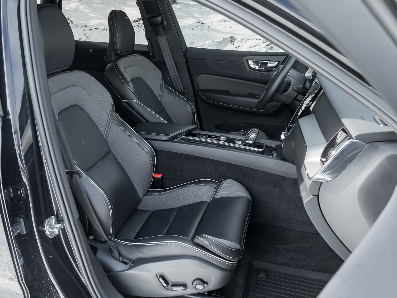 2022 Volvo XC60 Plug-In Hybrid T8 eAWD PHEV R-Design  NEW TIRES  VOLVO CPO-20