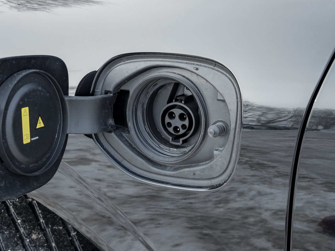 Volvo XC60 Plug-In Hybrid T8 AWD Plus Dark Theme  LOW KM  CPO RATE FR 3.49%* 2025-3