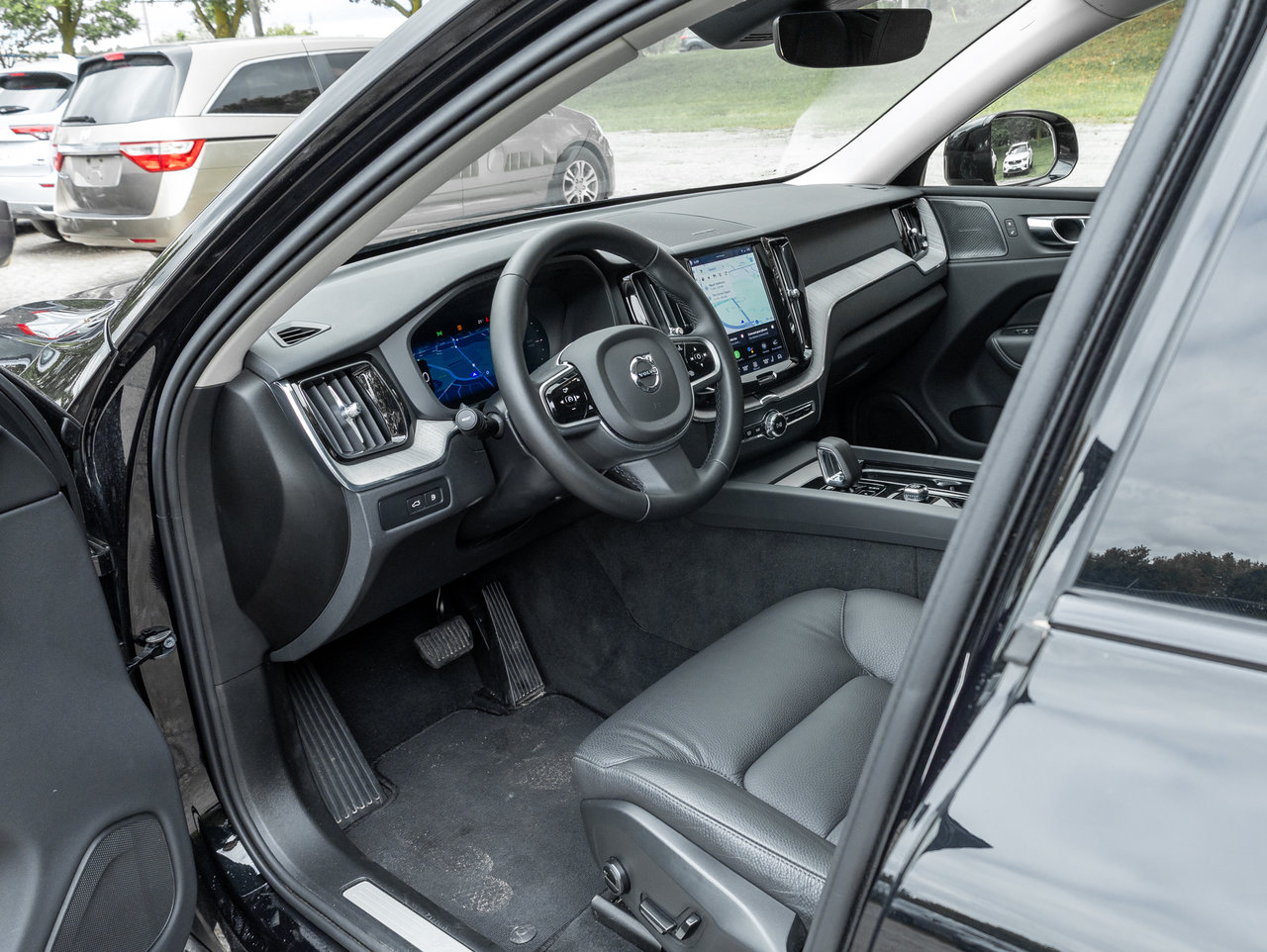 2025 Volvo XC60 Plug-In Hybrid T8 AWD Plus Dark Theme  LOW KM  CPO RATE FR 3.49%*-7