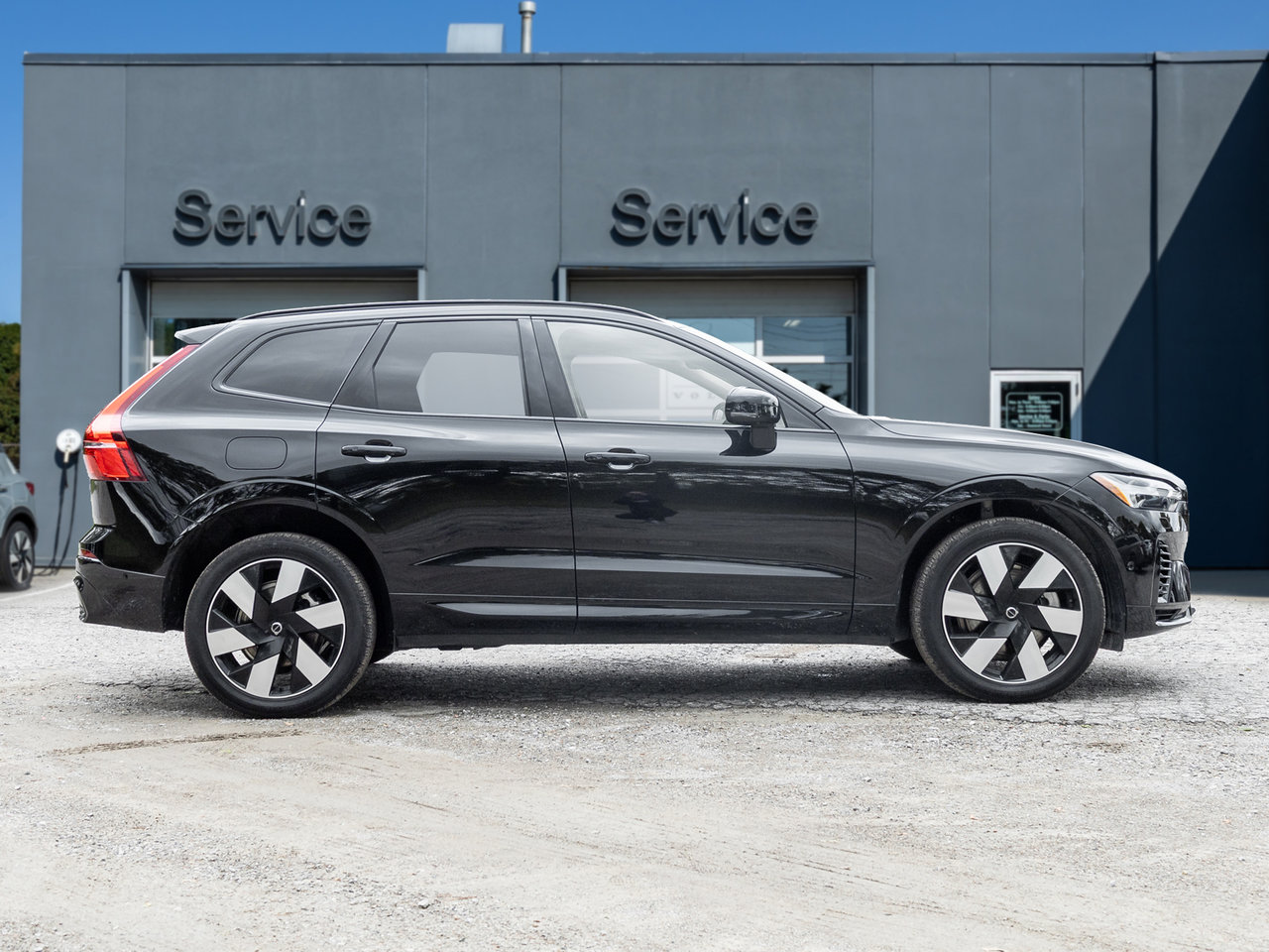 2025 Volvo XC60 Plug-In Hybrid T8 AWD Plus Dark Theme  LOW KM  CPO RATE FR 3.49%*-5