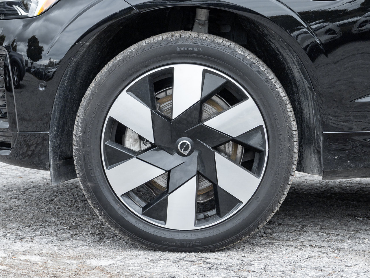 2025 Volvo XC60 Plug-In Hybrid T8 AWD Plus Dark Theme  LOW KM  CPO RATE FR 3.49%*-4