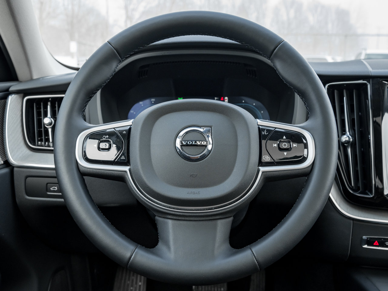 Volvo XC60 Plug-In Hybrid T8 AWD Plus Dark Theme  LOW KM  CPO RATE FR 3.49%* 2025-8