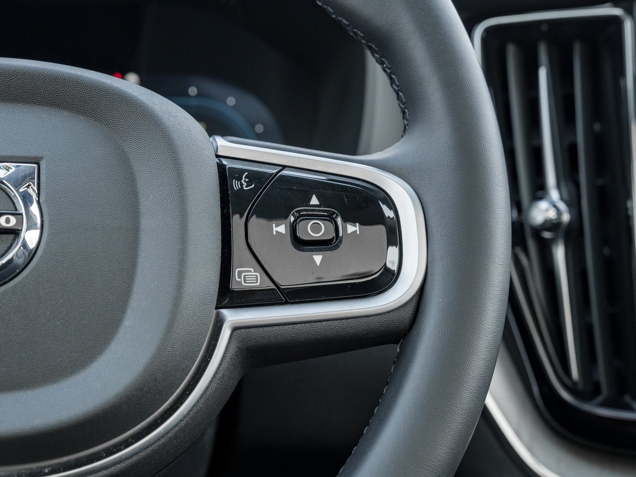 Volvo XC60 Plug-In Hybrid T8 AWD Plus Dark Theme  LOW KM  CPO RATE FR 3.49%* 2025-10