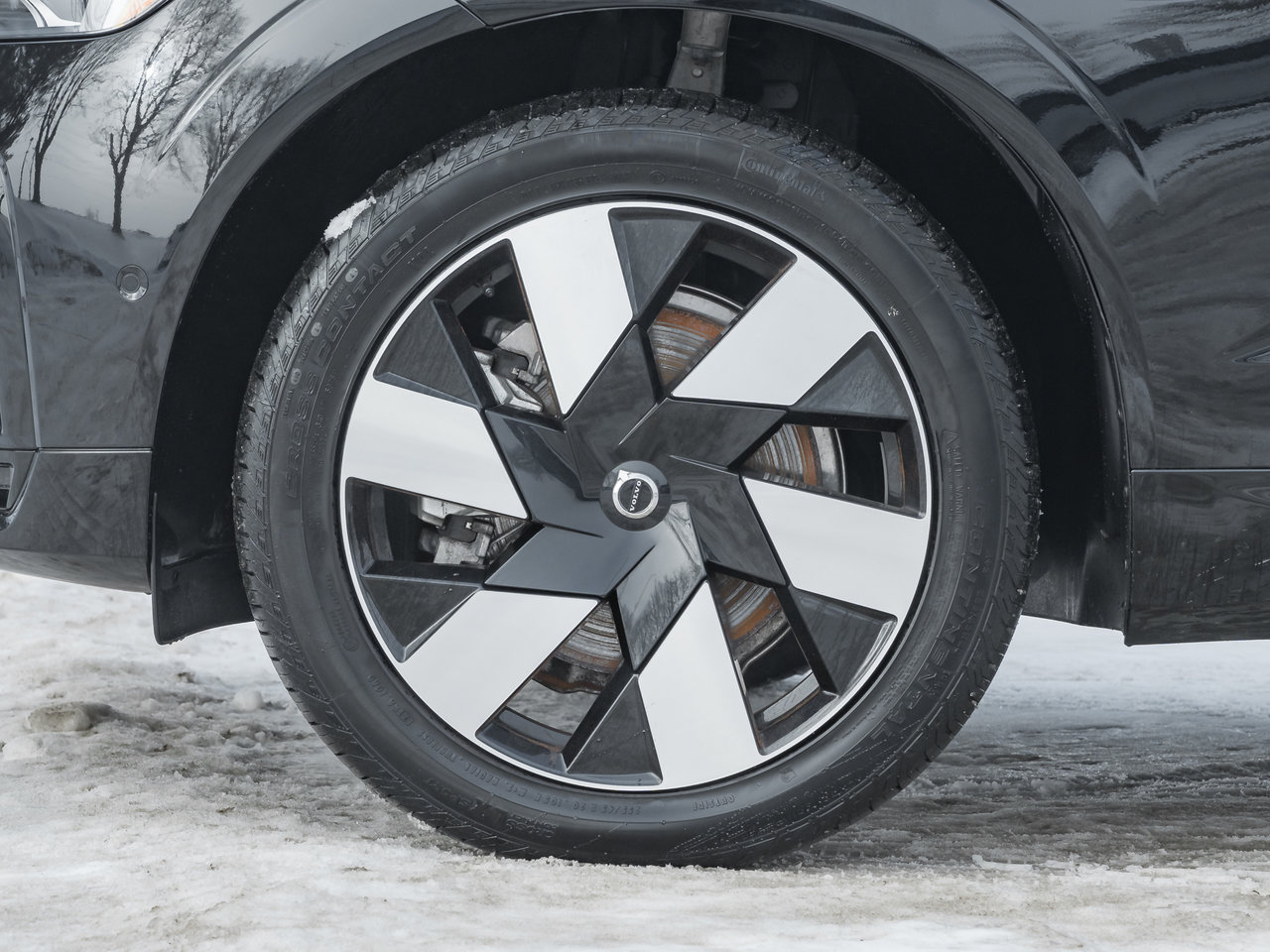 Volvo XC60 Plug-In Hybrid T8 AWD Plus Dark Theme  LOW KM  CPO RATE FR 3.49%* 2025-4