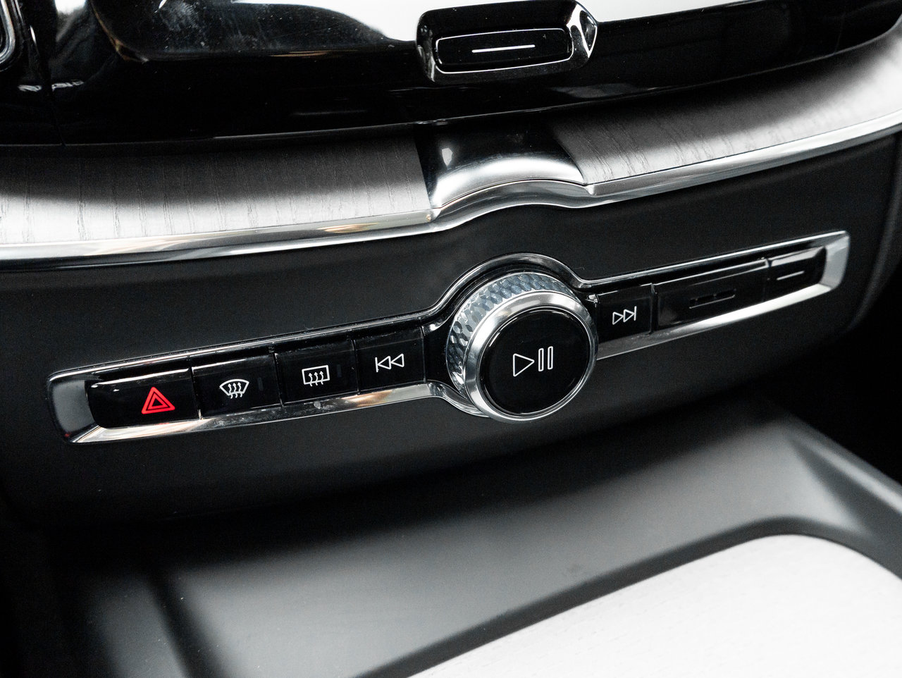 2025 Volvo XC60 Plug-In Hybrid T8 AWD Plus Dark Theme  LOW KM  CPO RATE FR 3.49%*-20