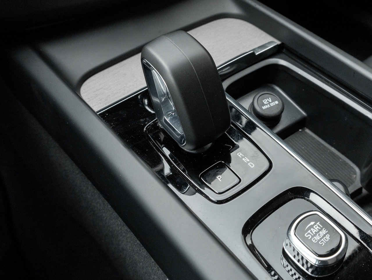 2025 Volvo XC60 Plug-In Hybrid T8 AWD Plus Dark Theme  LOW KM  CPO RATE FR 3.49%*-18