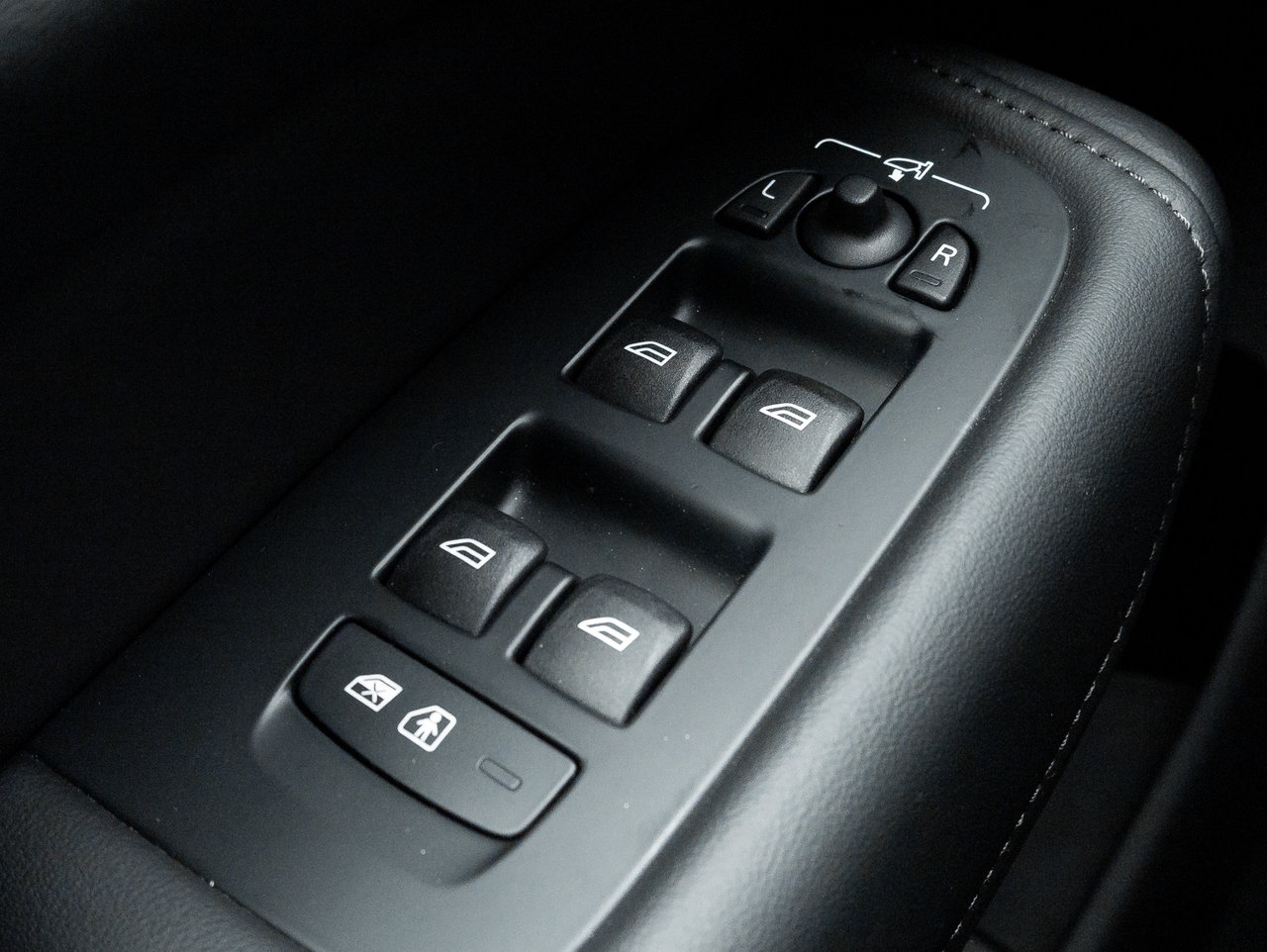 2025 Volvo XC60 Plug-In Hybrid T8 AWD Plus Dark Theme  LOW KM  CPO RATE FR 3.49%*-15