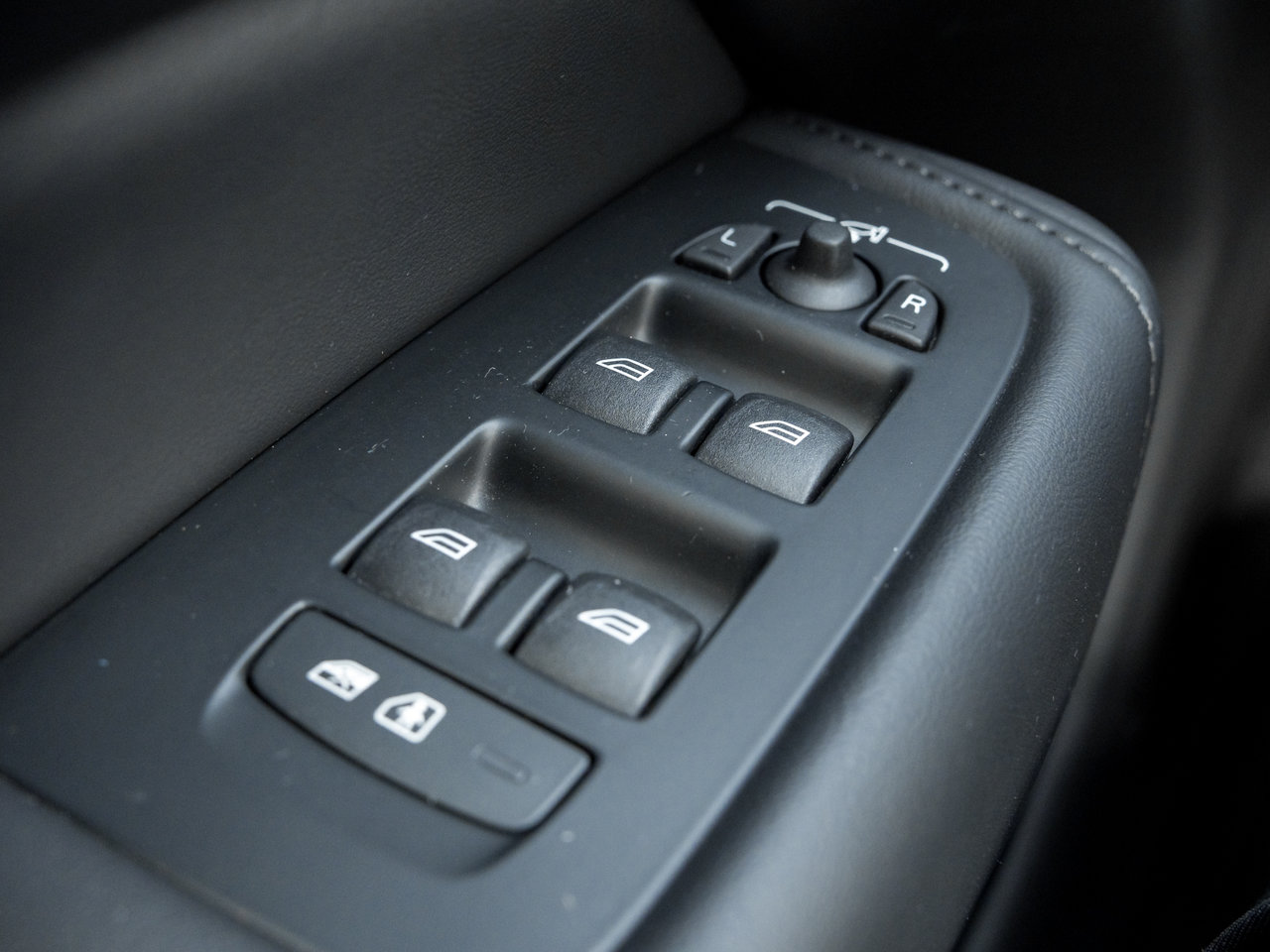 Volvo XC60 Plug-In Hybrid T8 AWD Plus Dark Theme  LOW KM  CPO RATE FR 3.49%* 2025-16