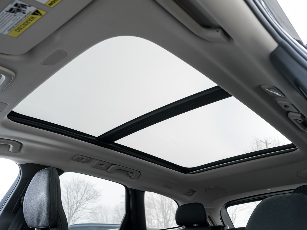 Volvo XC60 Plug-In Hybrid T8 AWD Plus Dark Theme  LOW KM  CPO RATE FR 3.49%* 2025-27