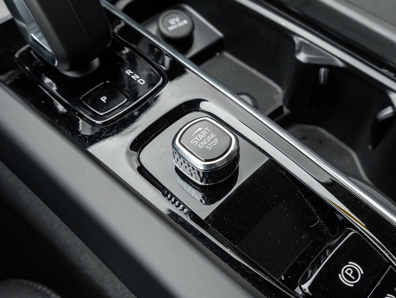 2025 Volvo XC60 Plug-In Hybrid T8 AWD Plus Dark Theme  LOW KM  CPO RATE FR 3.49%*-19
