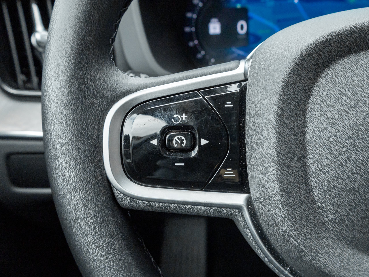 2025 Volvo XC60 Plug-In Hybrid T8 AWD Plus Dark Theme  LOW KM  CPO RATE FR 3.49%*-11
