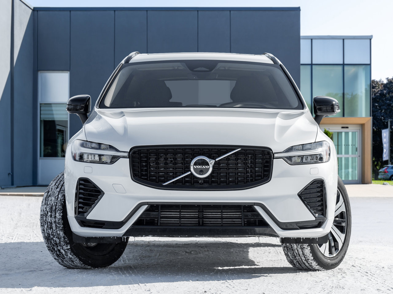 2025 Volvo XC60 Plug-In Hybrid T8 AWD Plus Dark Theme  CPO FINANCE RATE FR 3.49%*-1