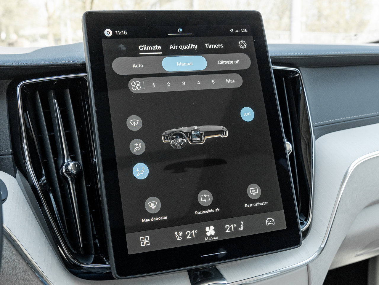 2026 Volvo XC60 Plug-In Hybrid T8 AWD Ultra Dark Theme-21